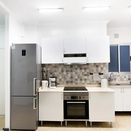 Nestor De La Torre I *